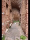 06880 ostia - regio i - insula ix - caseggiato del larario (i,ix,3) - raum 25 - bli ri norden - 09.2022.jpg